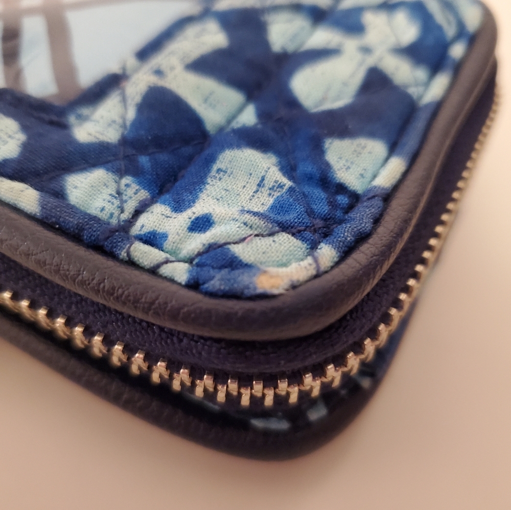 VERA BRADLEY - RFID SMARTPHONE WRISTLET -  Cuban Tiles 21163-G03 - Pre-owned - Picture 15 of 16